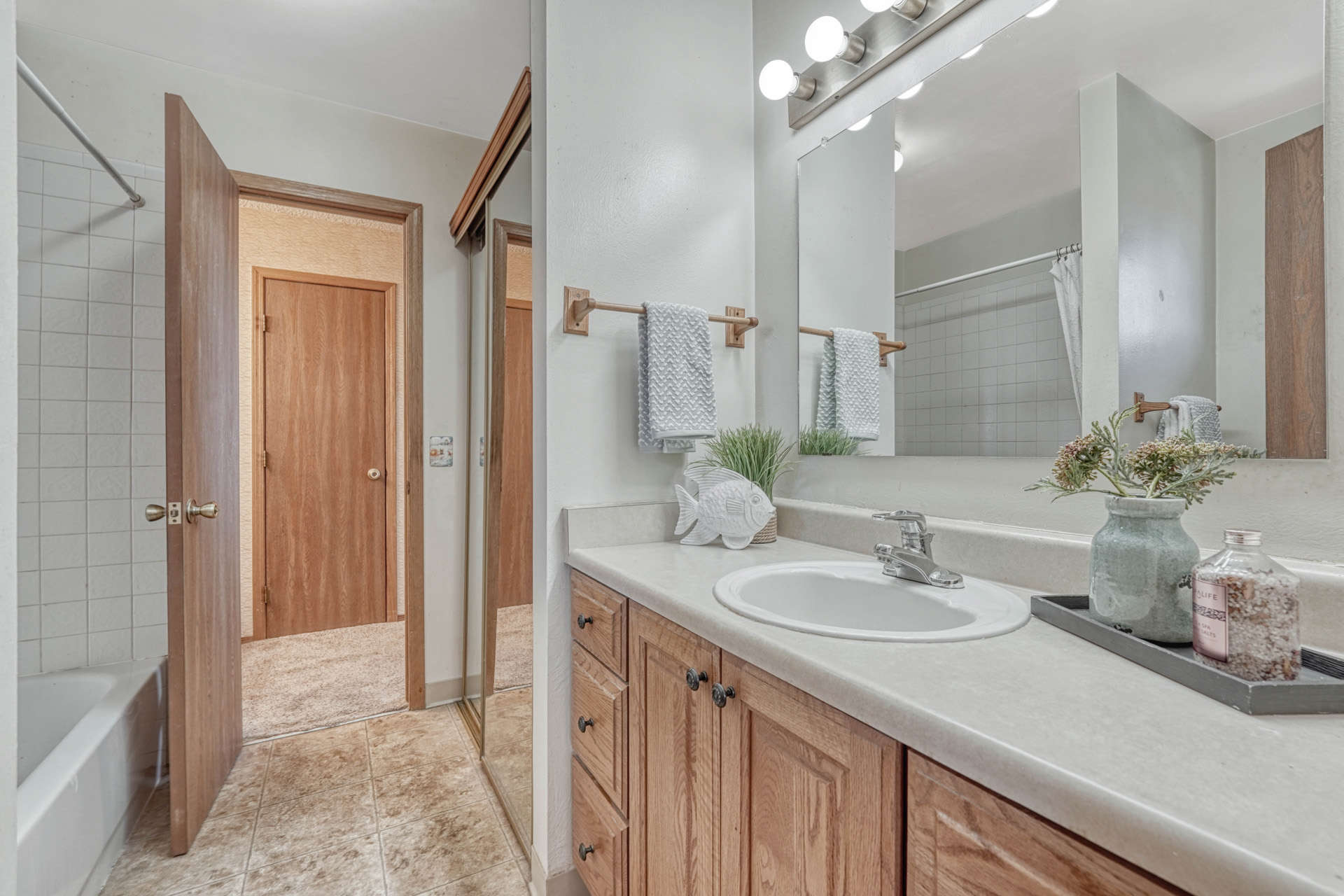 Upper Level Full Bathroom
